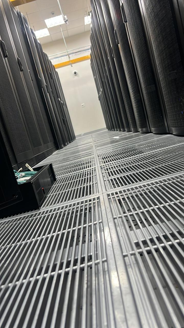 Vista dos corredores do data center