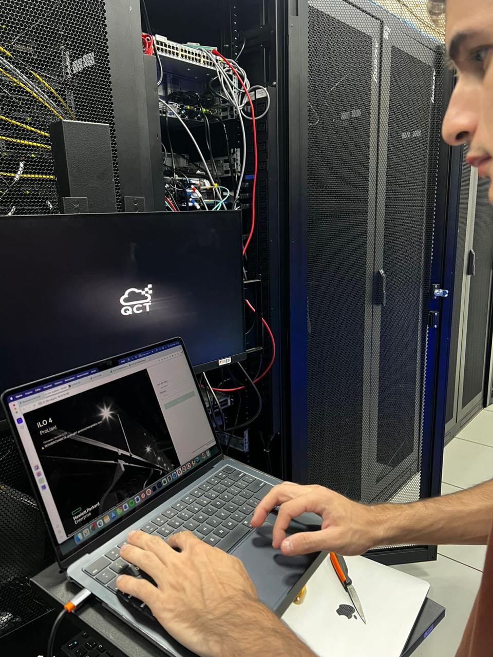 Técnico especializado trabalhando no data center